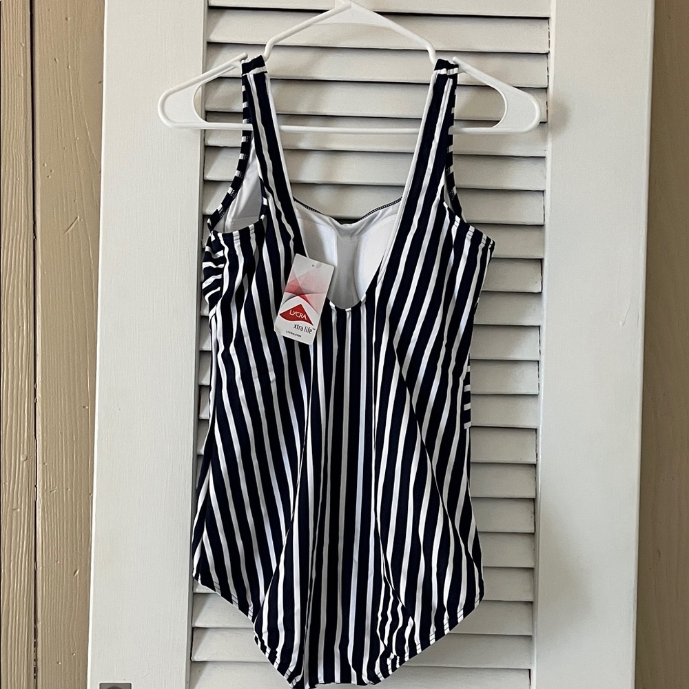 NWT Lands' End Women's Scoop Neck Tugless Sporty One Piece Swimsuit - Picture 7 of 7